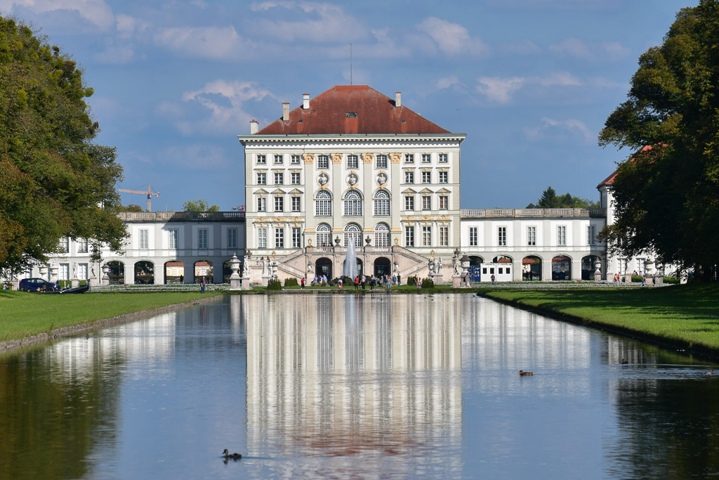 Schloss Nymphenburg spiegelt sich im Kanal