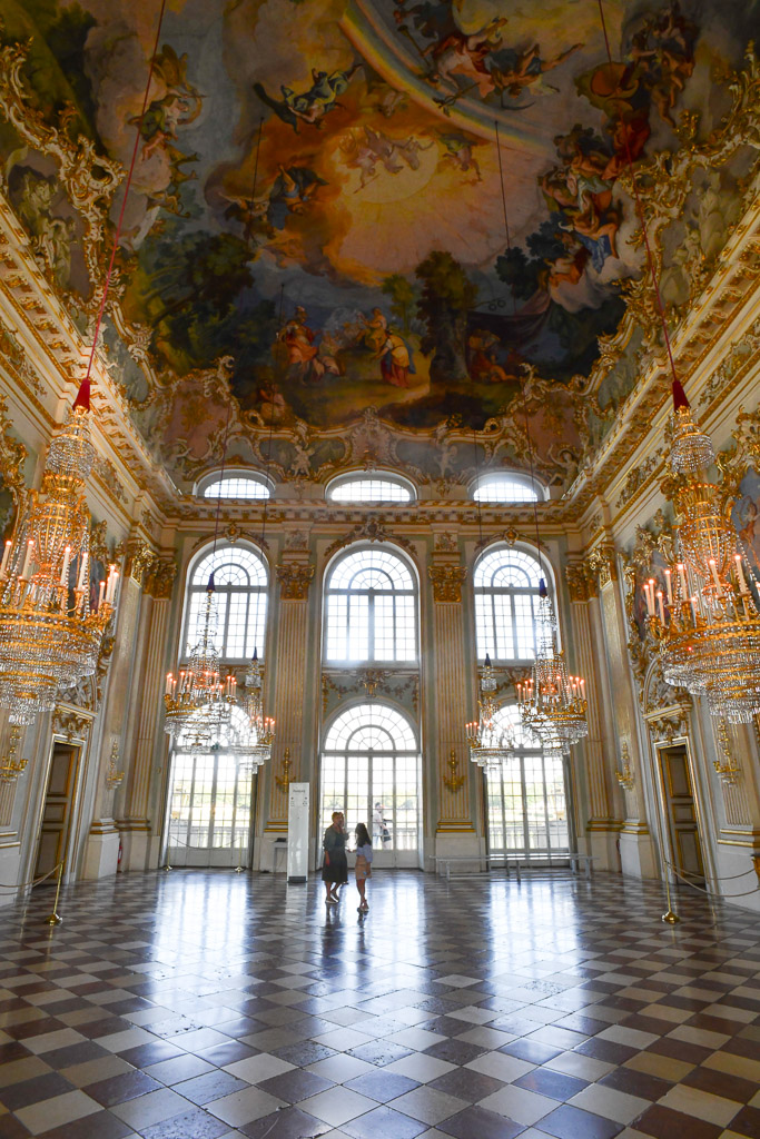 Prunksaal mit Fenstern im Hochformat