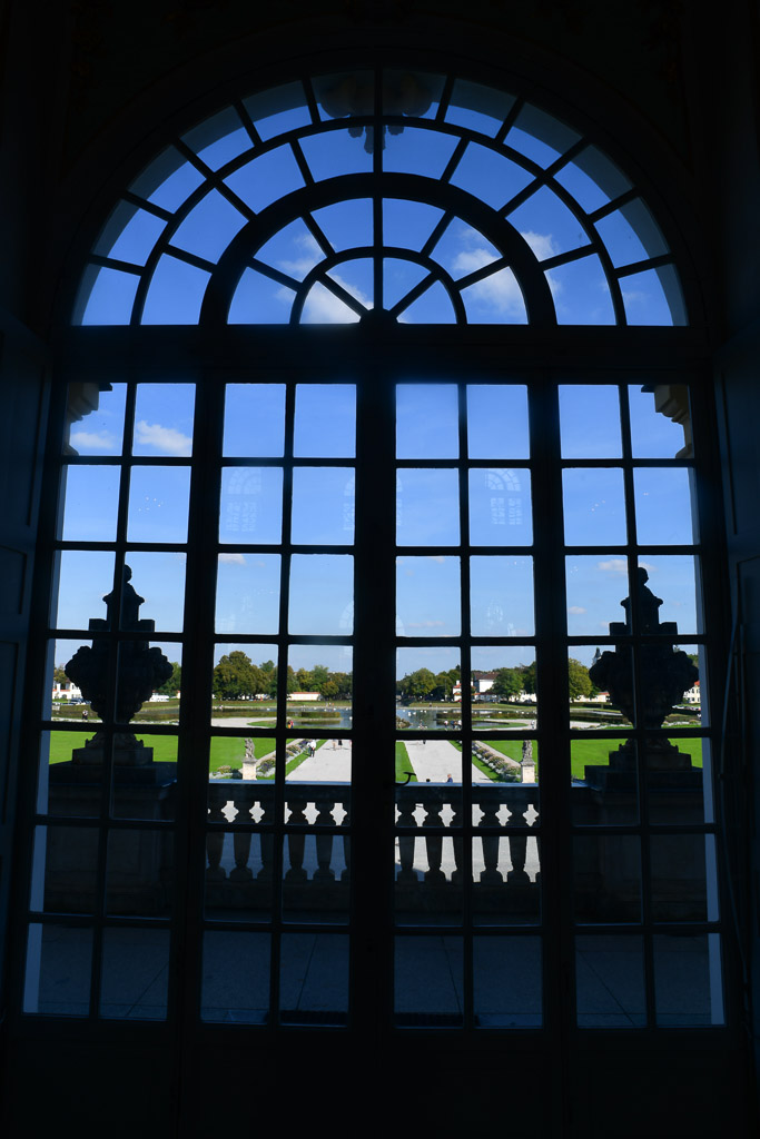 Fensterbogen mit Blick in den Park im Hochformat