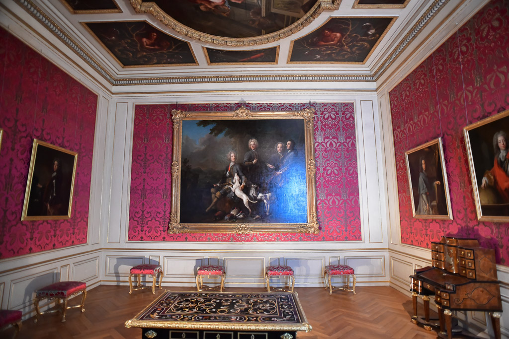Rotes Zimmer mit Gemälde