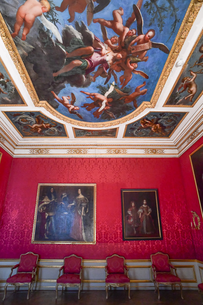 Rotes Zimmer mit Deckenmalerei
