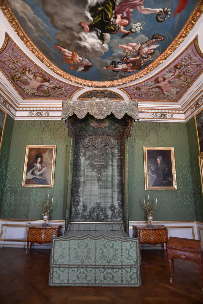 Grünes Zimmer mit Bett