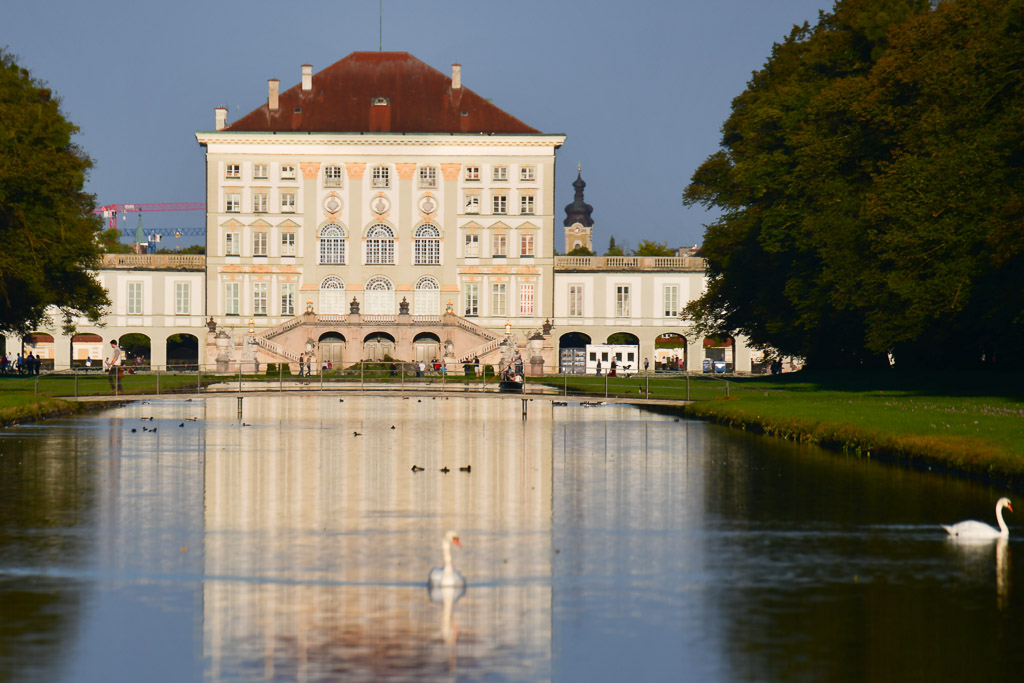 Schloss Nymphenburg mit Schwänen im Kanal