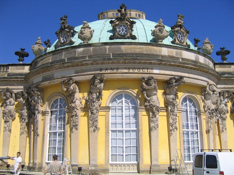 Schloss Sanssouci von der Gartenseite mit Mittelkuppel