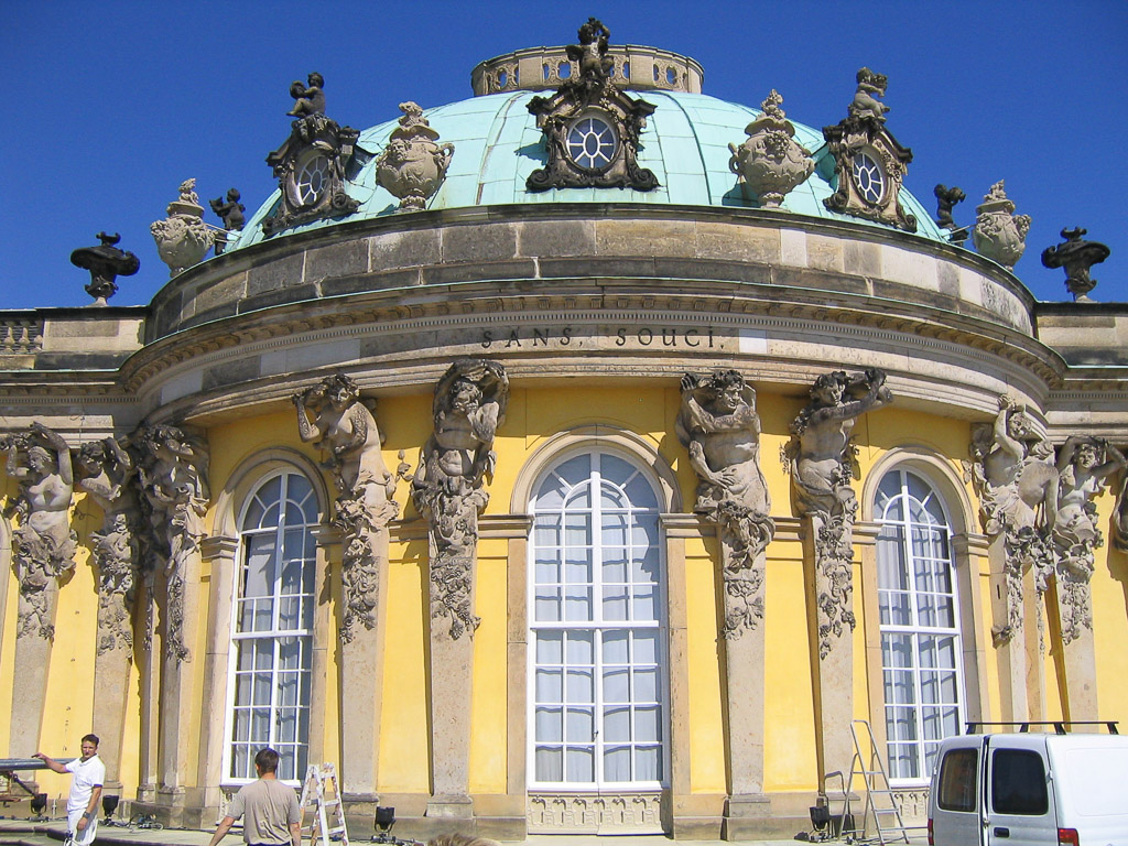 Schloss Sanssouci von der Gartenseite mit Mittelkuppel