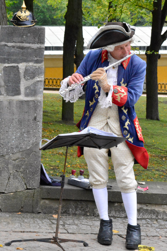 Darsteller in historischer Uniform im Hochformat