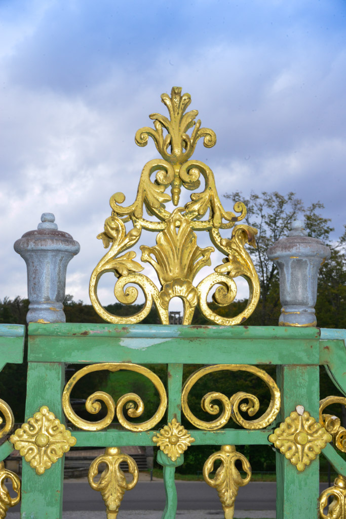 Goldene Verzierung am Tor im Hochformat