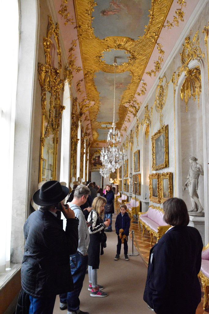 Galerie mit Besuchern im Hochformat