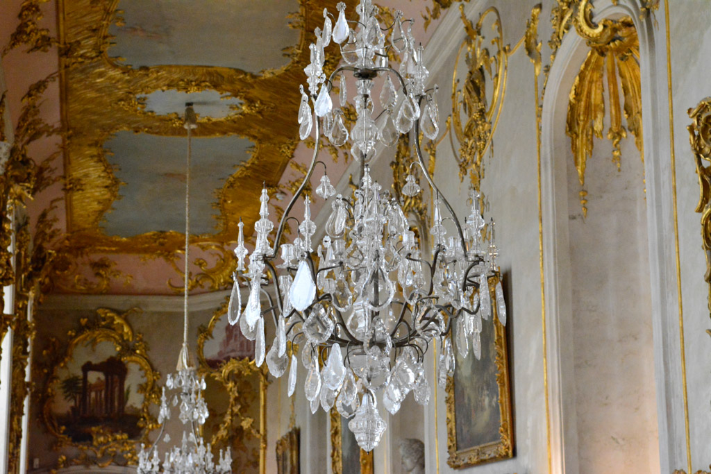 Saal mit Kristalllüster