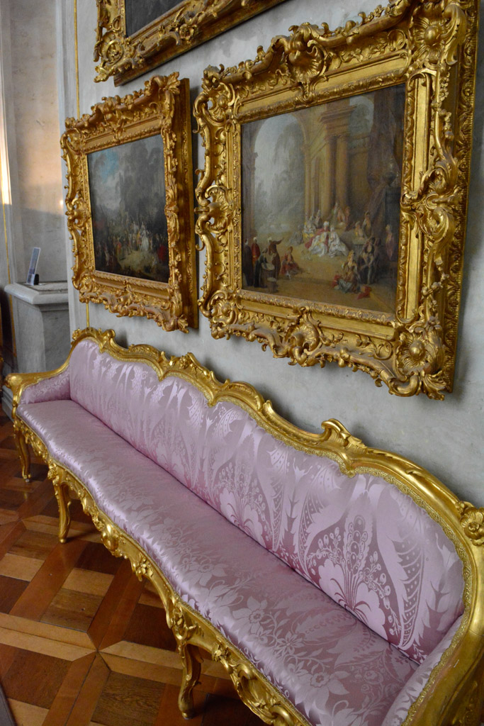 Raum mit Spiegeln und Sofa