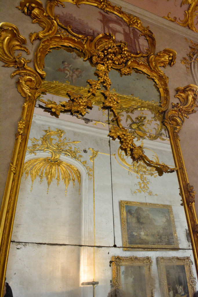 Spiegel mit goldenem Rahmen im Hochformat