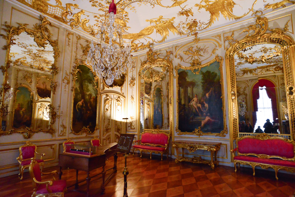 Saal mit Spiegeln und roten Sofas