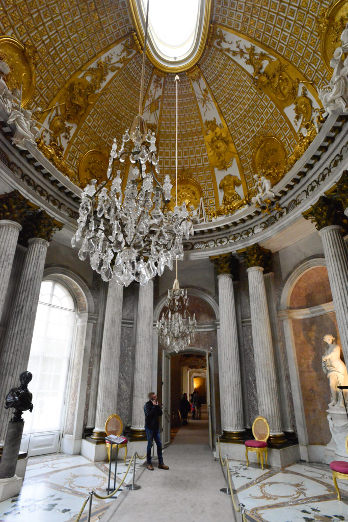 Marmorsaal mit Kuppel im Hochformat