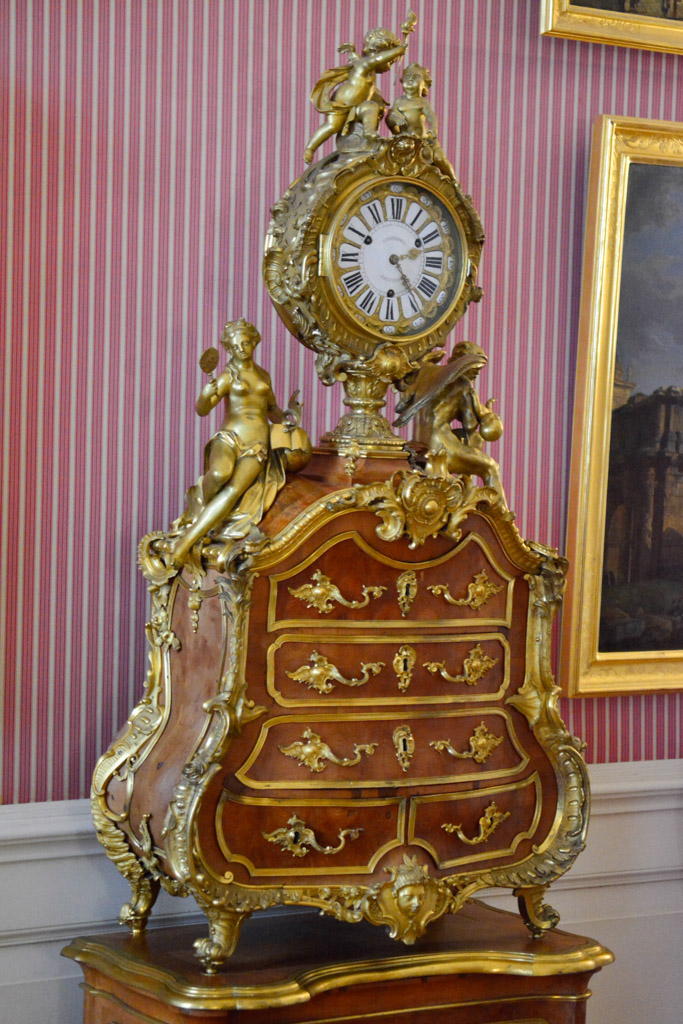 Standuhr mit Kommode im Hochformat