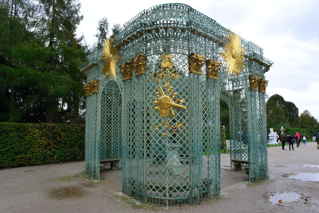 Gitterpavillon im Park