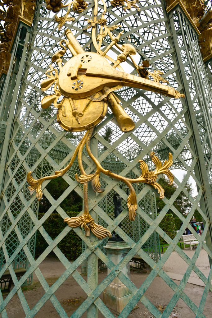 Goldener Zierat am Gitterpavillon im Hochformat