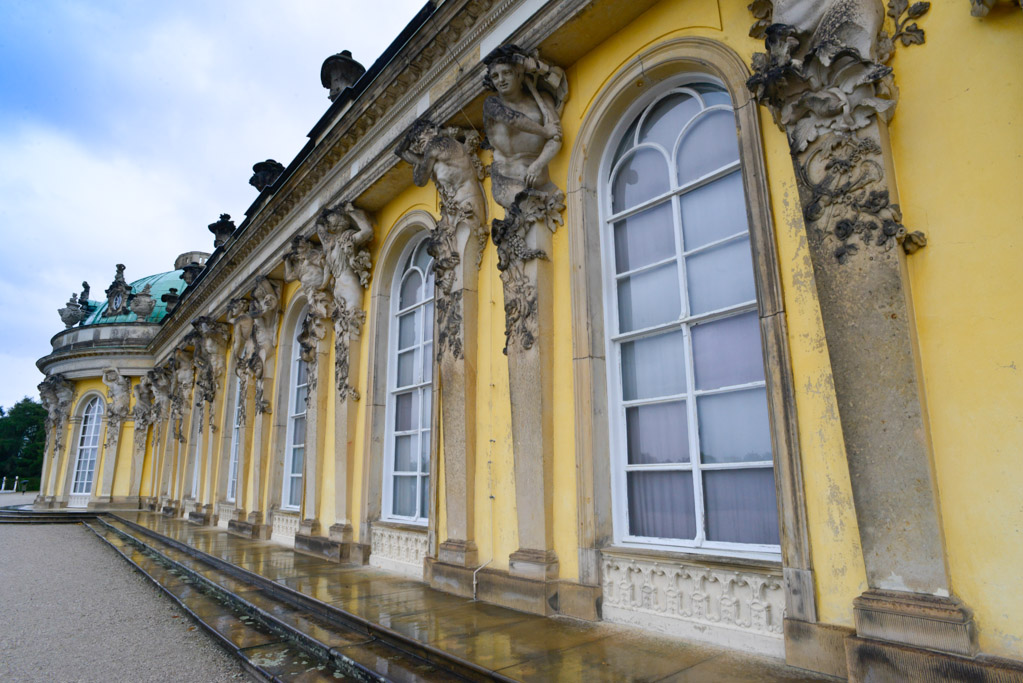 Schlossfassade mit Bogenfenstern
