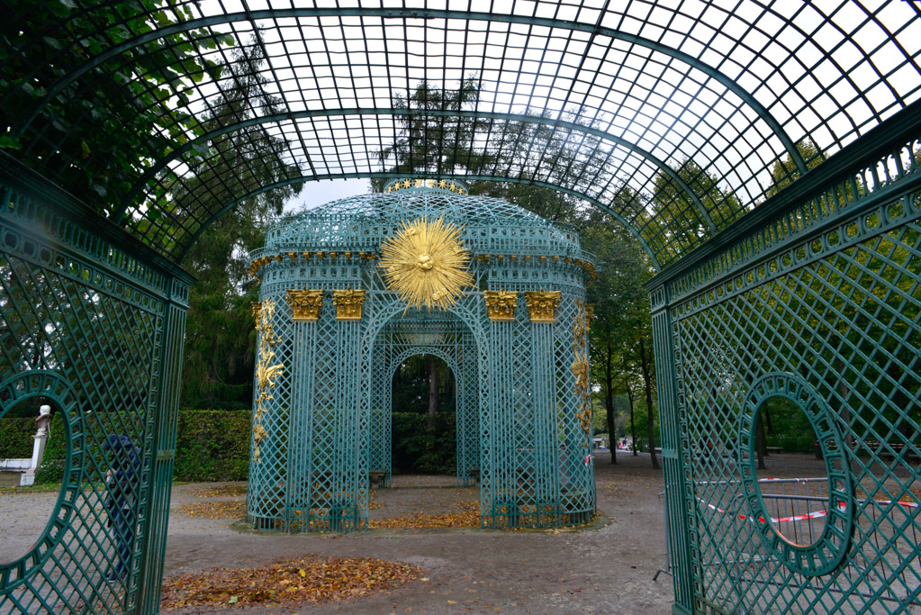 Gitterpavillon hinter einem Zaun