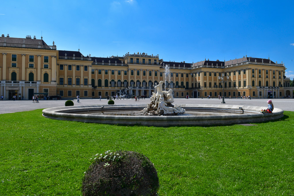 Schloss Schönbrunn hinter einem Brunnen