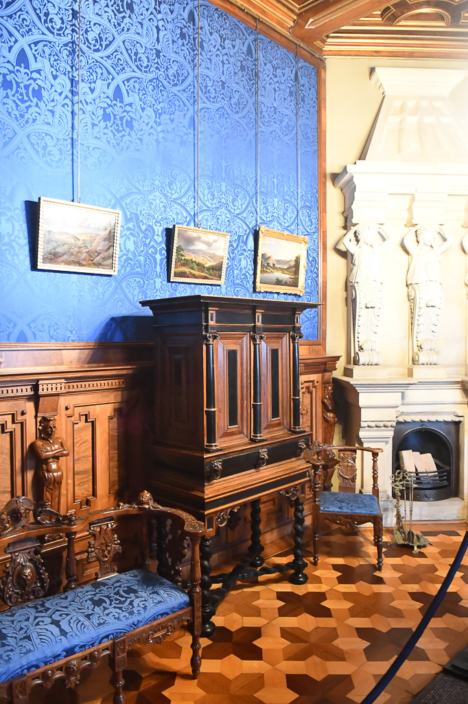 Blauer Salon im Hochformat