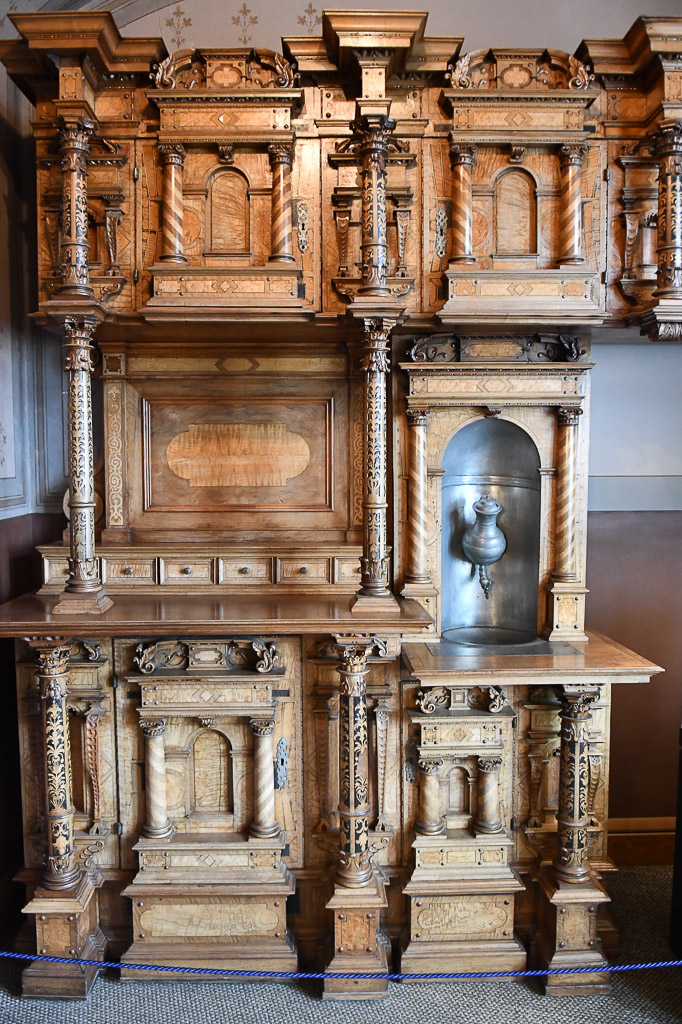 Verzierter Schrank im Hochformat