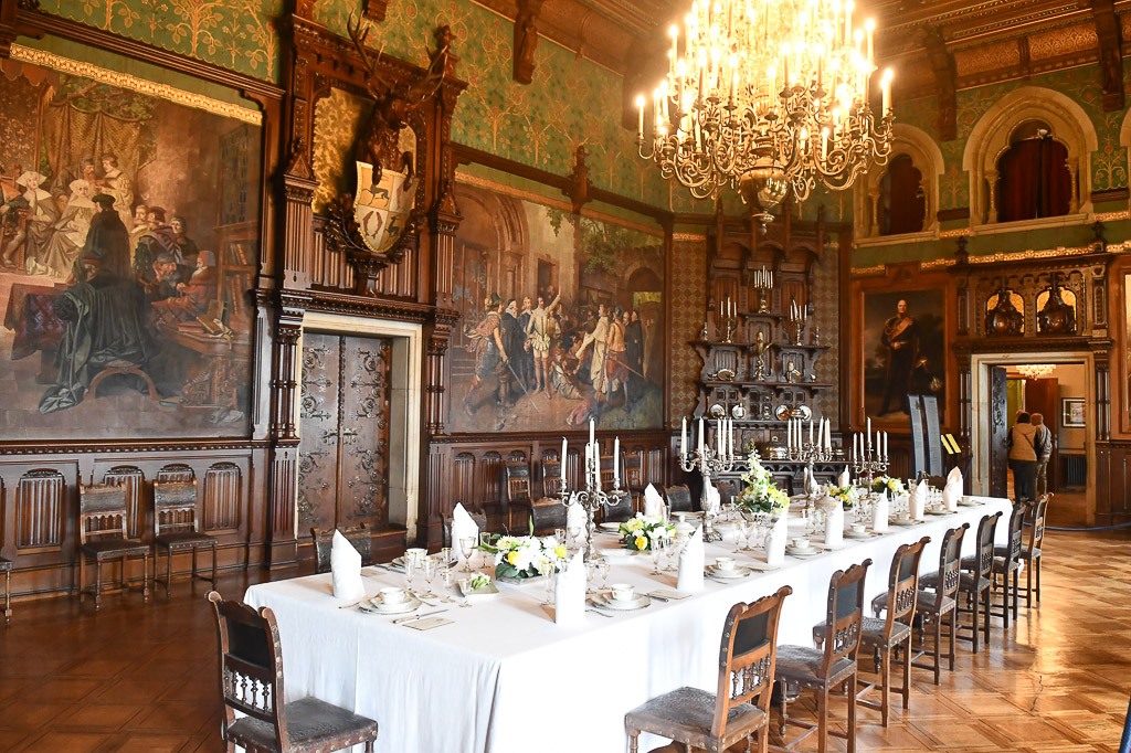 Speisesaal mit gedeckter Tafel