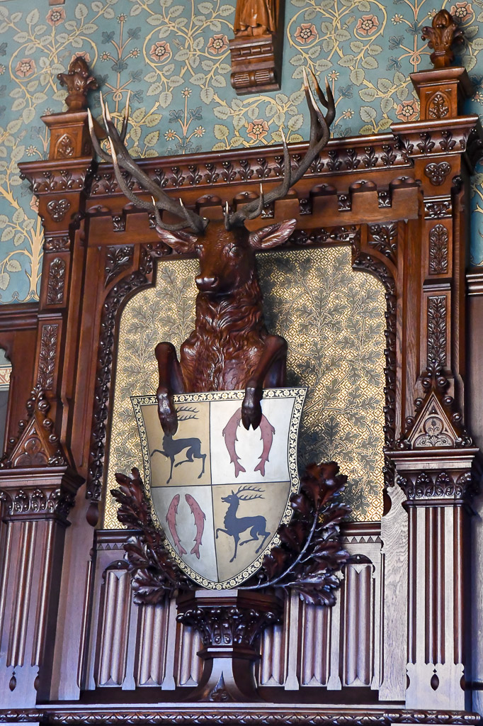 Wandschmuck mit Geweih im Hochformat