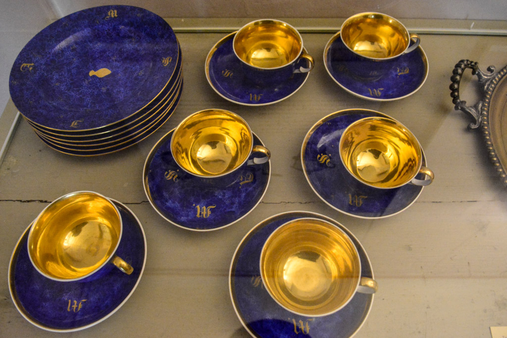 Blau-goldenes Geschirr