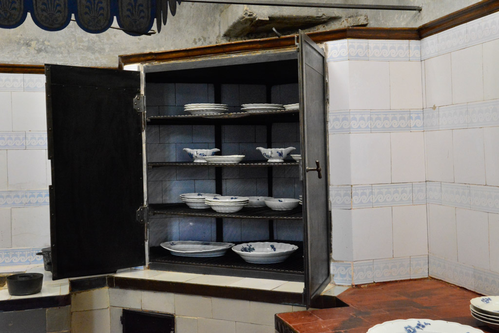 Geschirrschrank mit Tellern