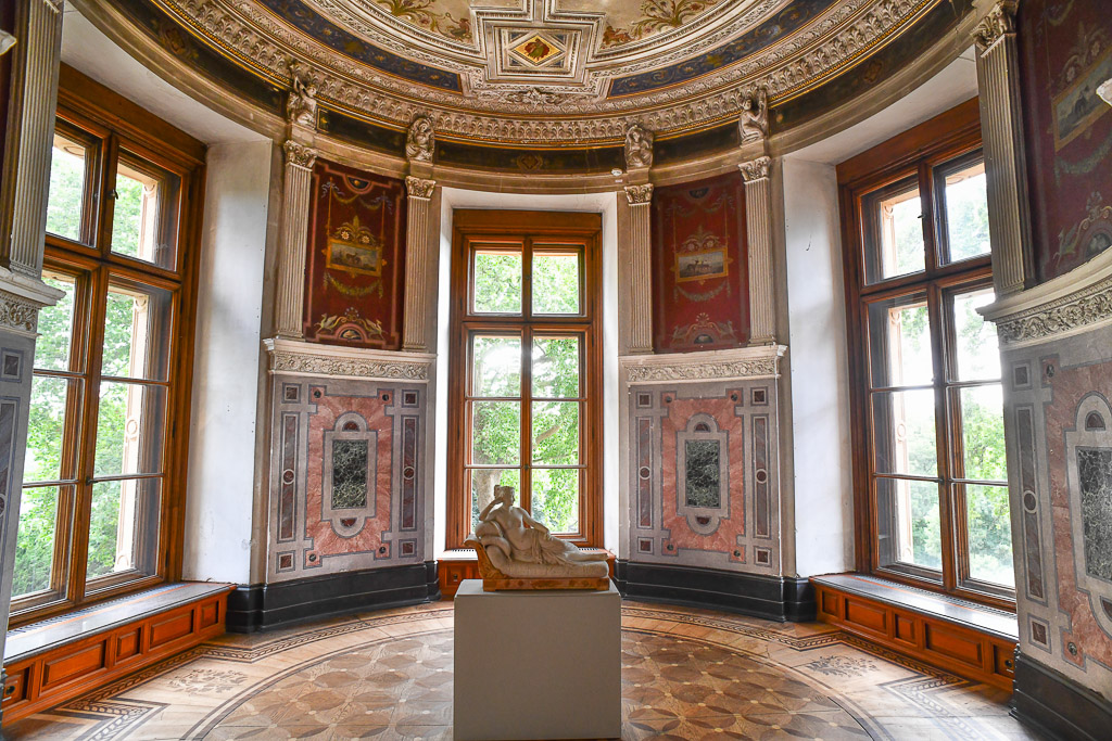 Raum mit Fenstern und Ornamenten
