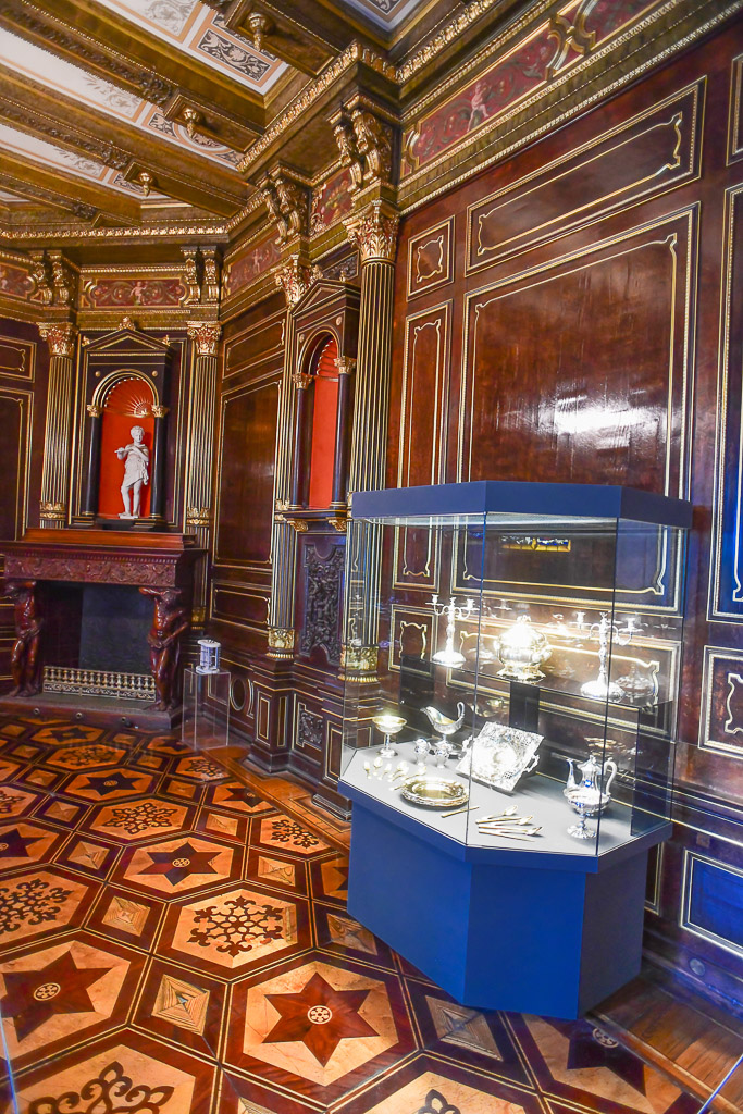 Vitrine in einem Schlossraum im Hochformat