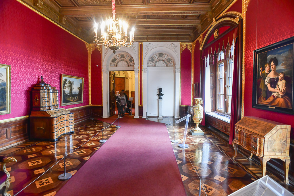 Roter Saal mit Gemälden