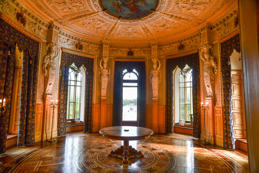Runder Saal mit Fenstern