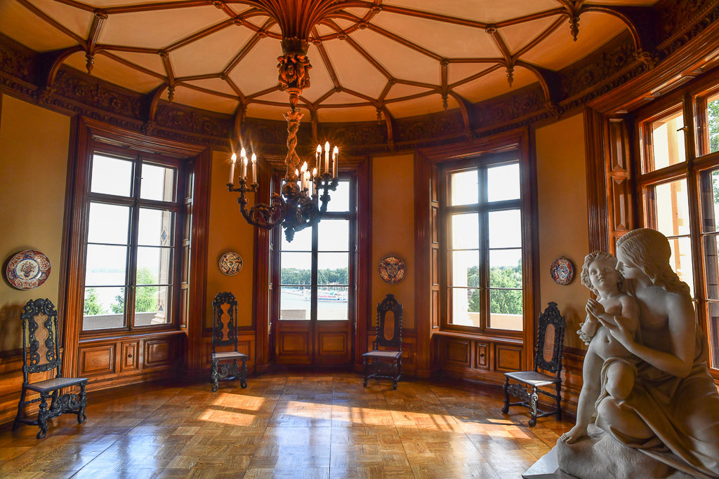 Saal mit Skulptur