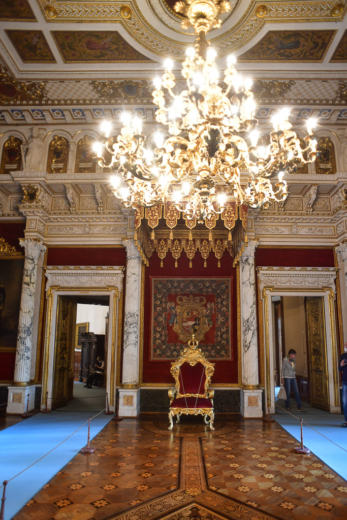 Thronsaal mit Kronleuchter im Hochformat
