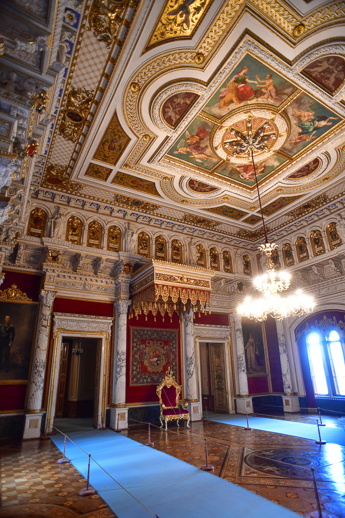 Saal mit Stuckdecke im Hochformat