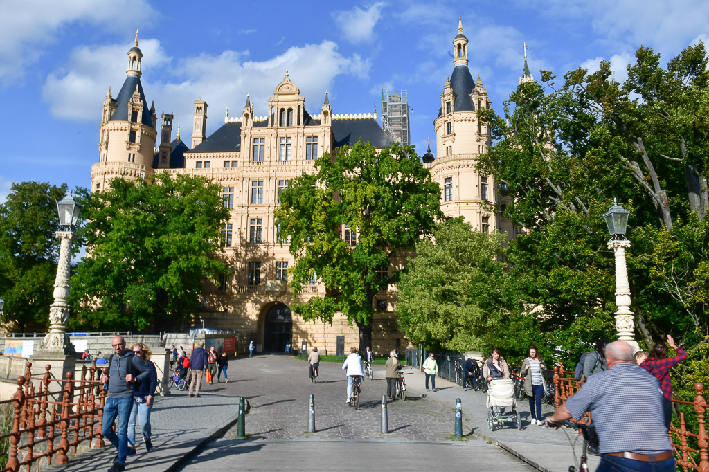 Weg zum Schloss mit Besuchern
