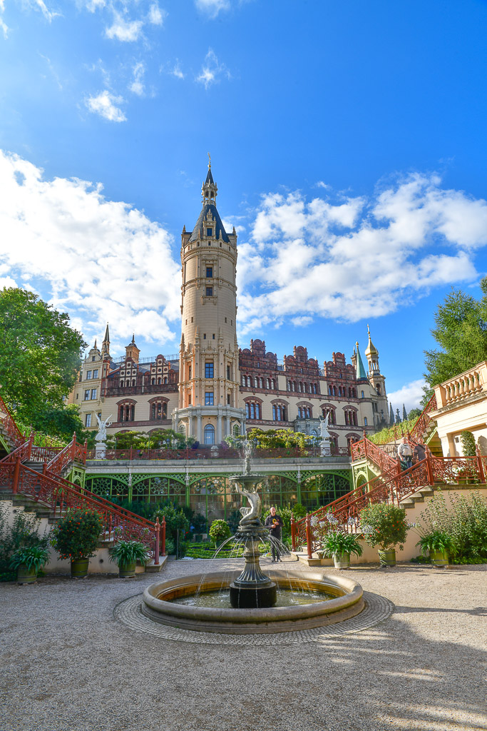 Schloss mit Brunnen im Garten im Hochformat