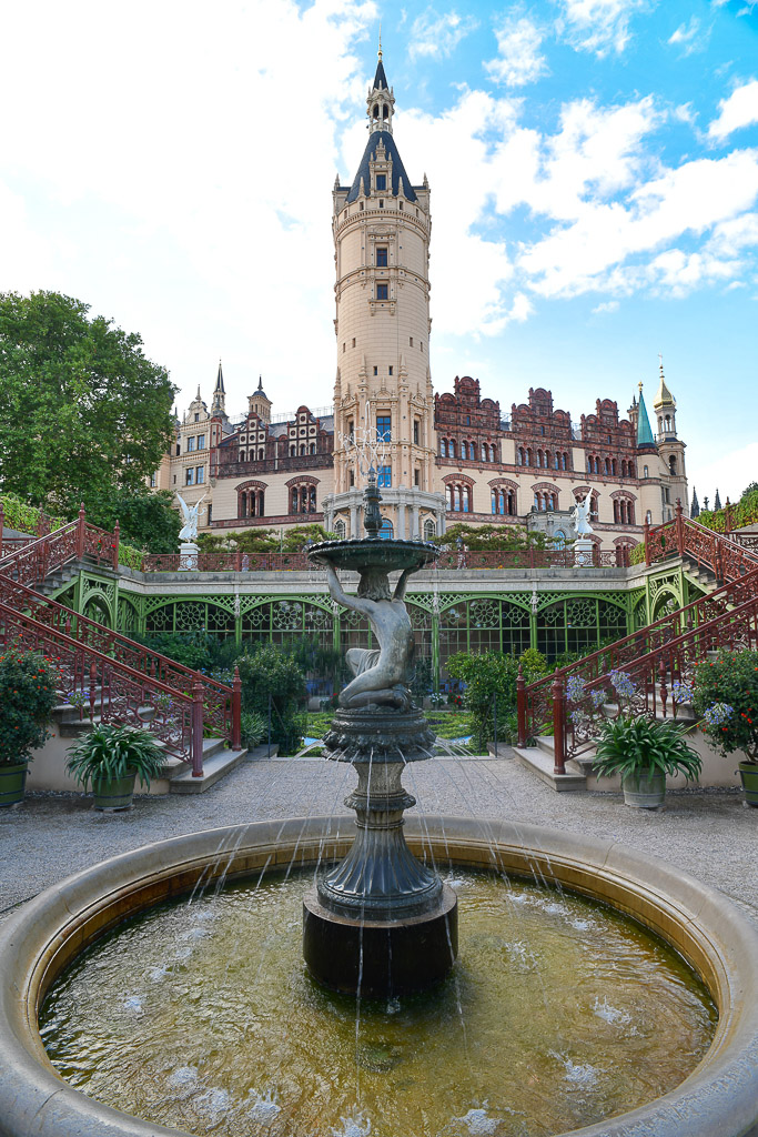Brunnen vor dem Schloss im Hochformat