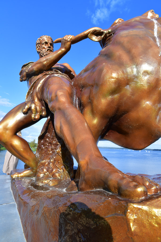 Bronzefigur im Garten im Hochformat