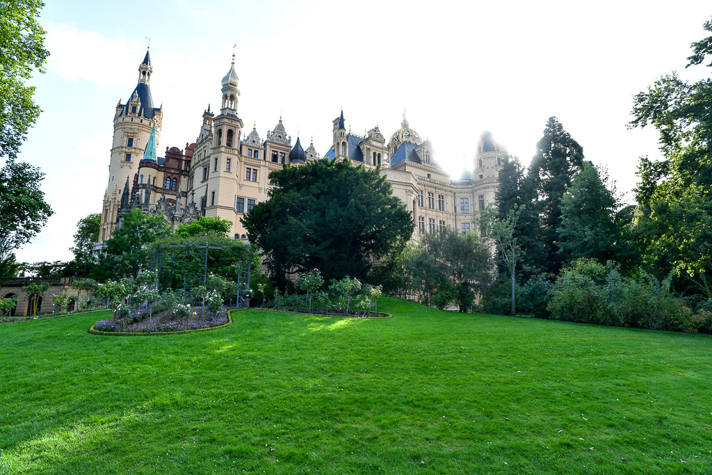 Schloss hinter einer Wiese