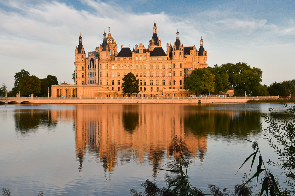 Schloss spiegelt sich im See