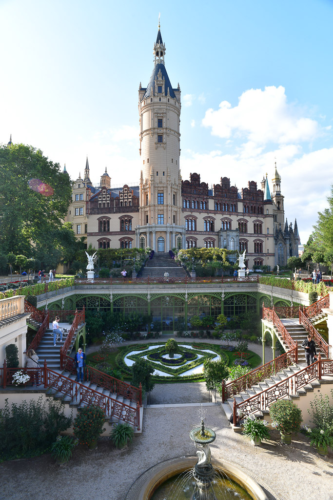 Schweriner Schloss mit Burggarten im Hochformat