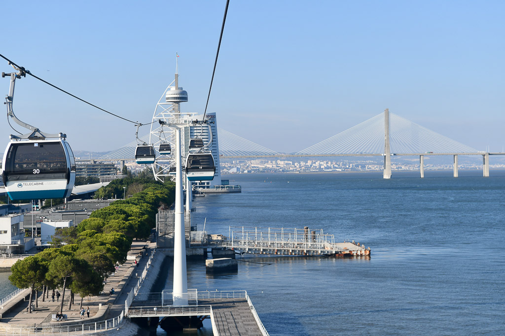 Gondeln über dem Fluss mit Brücke