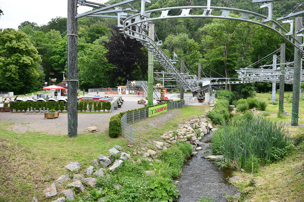 Sesselliftstation im Grünen