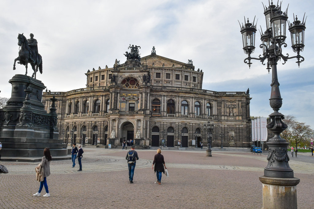 Semperoper am Theaterplatz mit Reiterstandbild