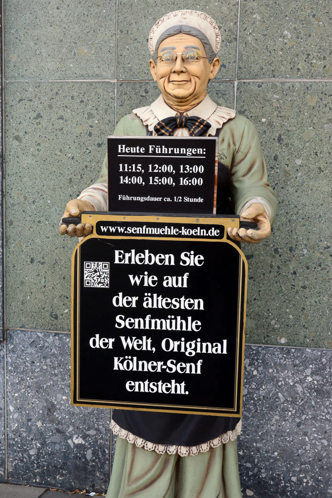 Figur mit Infotafel im Hochformat