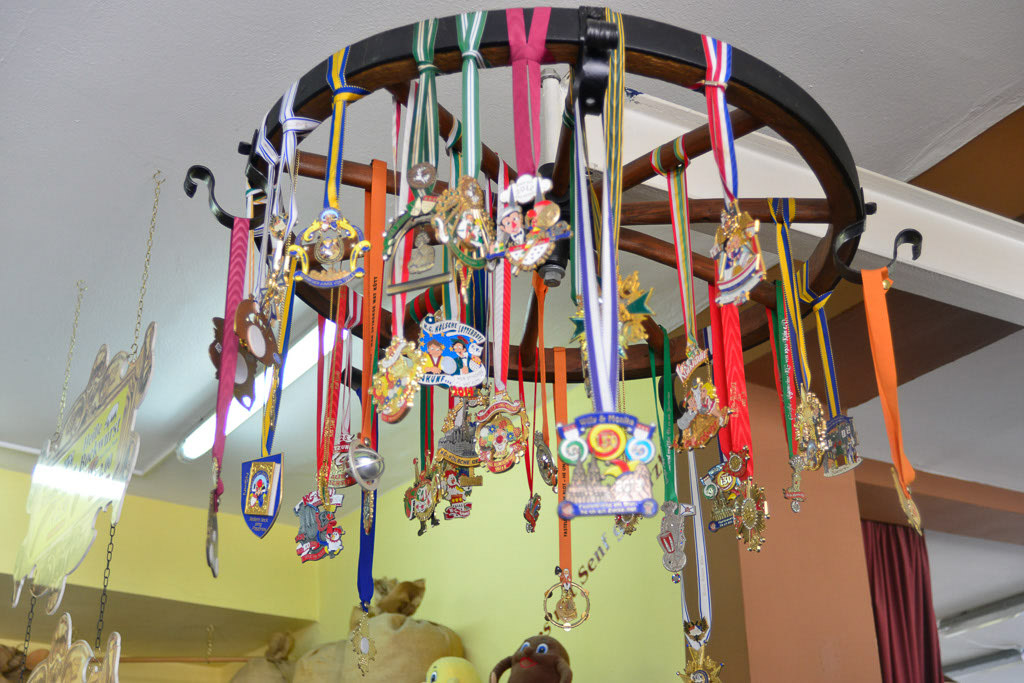 Medaillen unter der Decke