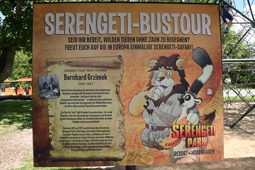 Hinweistafel zur Serengeti-Bustour