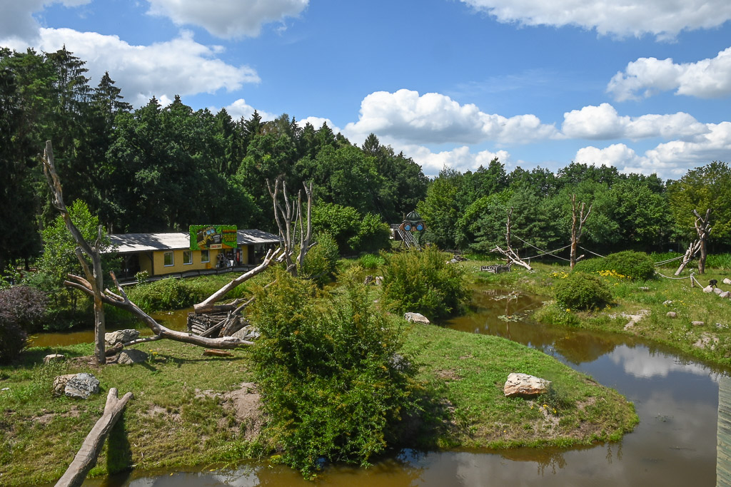 Gehege mit Teich